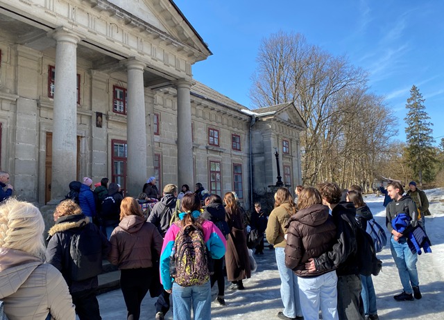 Гостей зустрічає директорка Малієвецького обласного історико-культурного музею Анастасія ДОНЕЦЬ